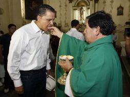 Roberto Sandoval, candidato del PRI a la gubernatura de Nayarit, comulga en la Catedral de Tepic. E. PACHECO  /