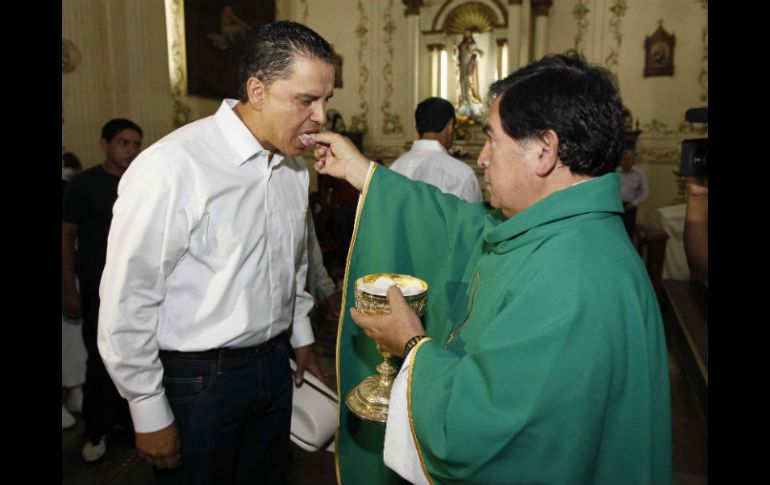 Roberto Sandoval, candidato del PRI a la gubernatura de Nayarit, comulga en la Catedral de Tepic. E. PACHECO  /