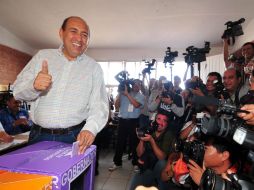 En la imagen, el abanderado priista al momento de emitir su voto en una casilla de Saltillo. EFE  /