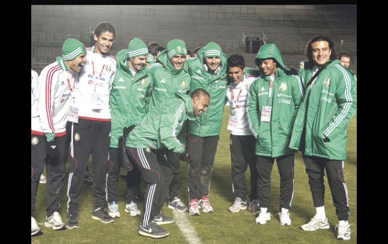 Los jugadores mexicanos bromean durante el reconocimiento al campo del estadio de San Juan. REUTERS  /