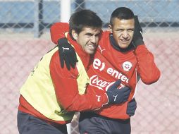 Alexis Sánchez y Marco Estrada, durante el entrenamiento de la Selección andina. AP  /