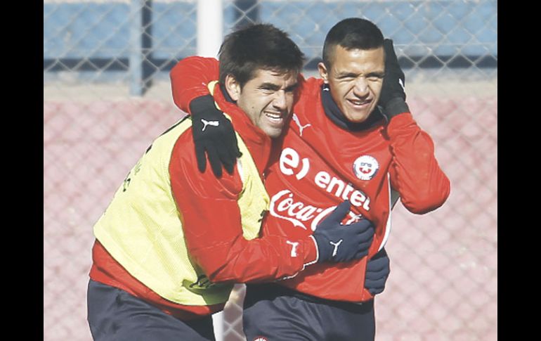 Alexis Sánchez y Marco Estrada, durante el entrenamiento de la Selección andina. AP  /