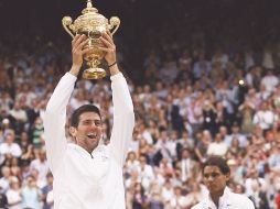 Novak Djokovic levanta el trofeo dorado ''Challenge Cup'' ante los ojos desconsolados de Rafael Nadal. REUTERS  /