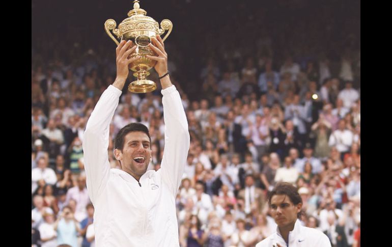 Novak Djokovic levanta el trofeo dorado ''Challenge Cup'' ante los ojos desconsolados de Rafael Nadal. REUTERS  /