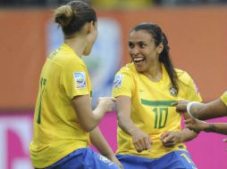 Marta (centro) tras marcar el 3-0 contra su rival Noruega. EFE  /