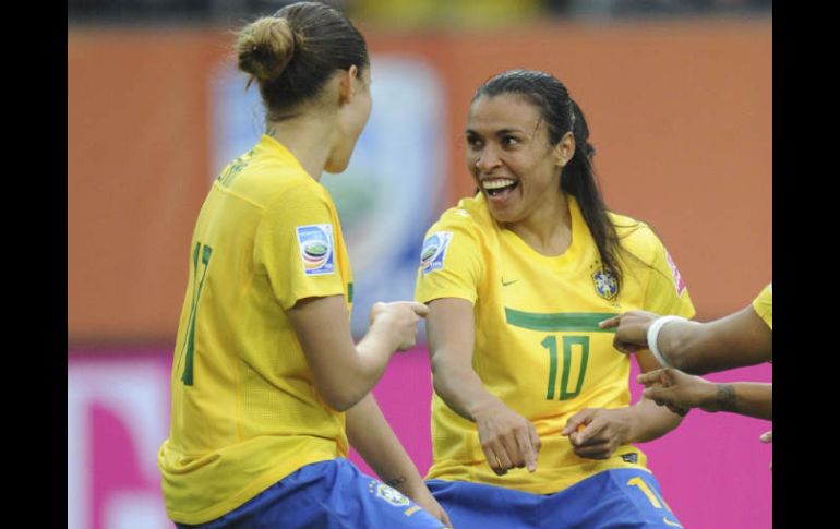 Marta (centro) tras marcar el 3-0 contra su rival Noruega. EFE  /