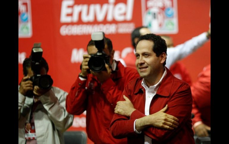 El candidato al Gobierno del Estado de México por el PRI, Eruviel Ávila, se proclamó ayer triunfador de las elecciones. REUTERS  /