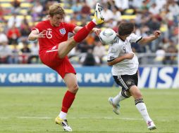 El delantero de Alemania Samed Yesil (d) disputa el balón con el defensa Samuel Magri (i) de Inglaterra. EFE  /