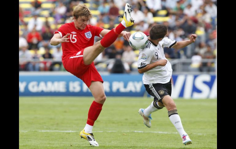 El delantero de Alemania Samed Yesil (d) disputa el balón con el defensa Samuel Magri (i) de Inglaterra. EFE  /