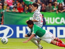 El delantero de Francia Yassine Benzia (arriba) disputa el balón con Jorge Caballero (abajo) de México.EFE  /