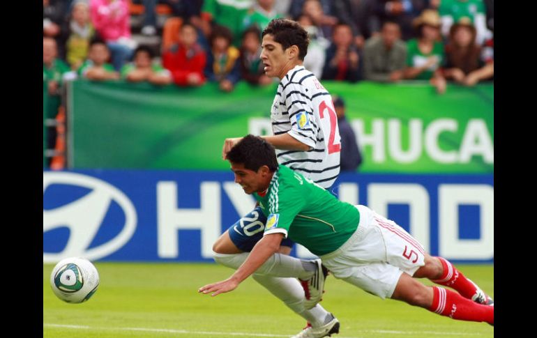 El delantero de Francia Yassine Benzia (arriba) disputa el balón con Jorge Caballero (abajo) de México.EFE  /