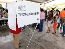 Ciudadanos en una casilla electoral en Tepic, durante la jornada electoral de ayer. E. PACHECO  /