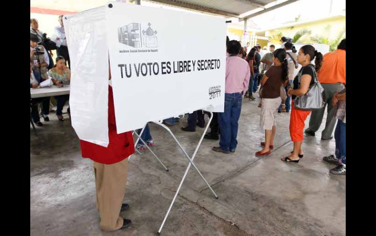 Ciudadanos en una casilla electoral en Tepic, durante la jornada electoral de ayer. E. PACHECO  /