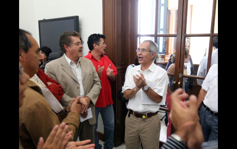 Ayer, maestros excluidos del Programa de Estímulos al Desempeño Docente protestaron en la Rectoría de la UdeG. A. CAMACHO.  /