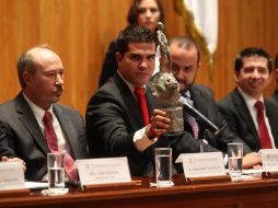 El presidente de la FEU, Marco Antonio Núñez, muestra la estatuilla “Corazón de León”. A. CAMACHO.  /