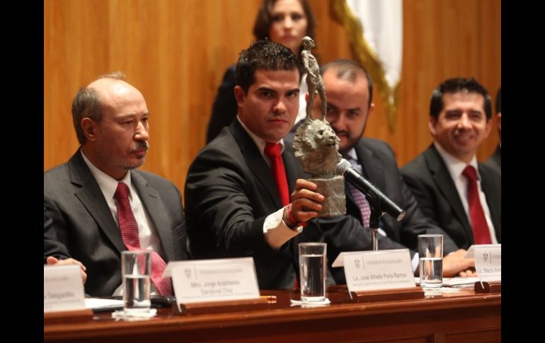 El presidente de la FEU, Marco Antonio Núñez, muestra la estatuilla “Corazón de León”. A. CAMACHO.  /