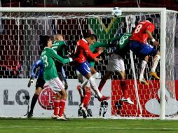 Arturo Vidal (8) conecta de cabeza para anotar el segundo gol del equipo chileno en el partido. EFE  /