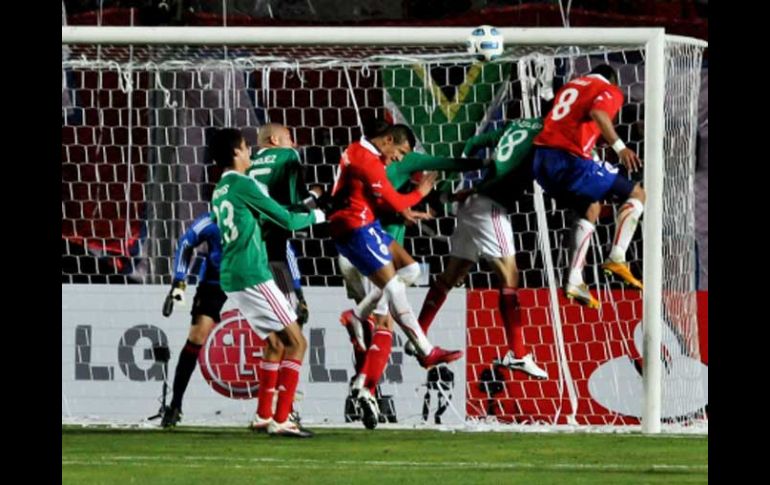 Arturo Vidal (8) conecta de cabeza para anotar el segundo gol del equipo chileno en el partido. EFE  /