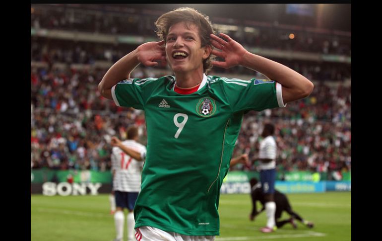 El delantero del Tricolor Sub-17 y de las Chivas, Carlos Fierro, celebra su gol, con el cual México pasa a semifinales. MEXSPORT  /