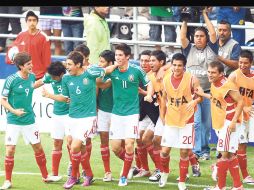 Jugadores mexicanos celebran el primer gol del partido, el cual anotó Kevin Escamilla (6). MEXSPORT  /