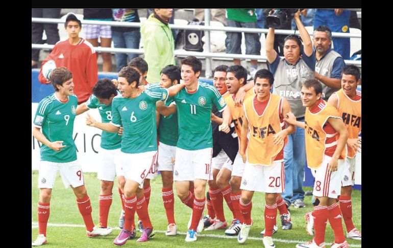 Jugadores mexicanos celebran el primer gol del partido, el cual anotó Kevin Escamilla (6). MEXSPORT  /