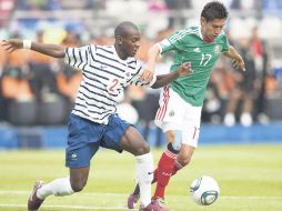 El mexicano Giovani Casillas (der.) disputa la pelota con el francés Jordan Ikoko. MEXSPORT  /