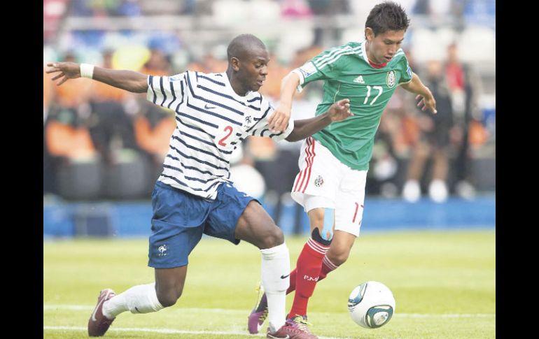 El mexicano Giovani Casillas (der.) disputa la pelota con el francés Jordan Ikoko. MEXSPORT  /