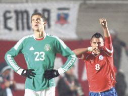 El jugador de la Selección de Chile, Arturo Vidal, festeja su gol frente a México, ante la decepción de Diego Reyes. REUTERS  /