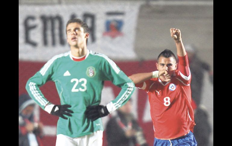 El jugador de la Selección de Chile, Arturo Vidal, festeja su gol frente a México, ante la decepción de Diego Reyes. REUTERS  /