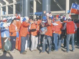 Aficionados de la Selección chilena a su entrada al Estadio Bicentenario. E. LÓPEZ  /