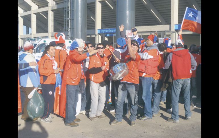 Aficionados de la Selección chilena a su entrada al Estadio Bicentenario. E. LÓPEZ  /