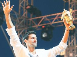 Novak Djokovic hizo una escala en Serbia para celebrar su primer título de Wimbledon con su gente. REUTERS  /