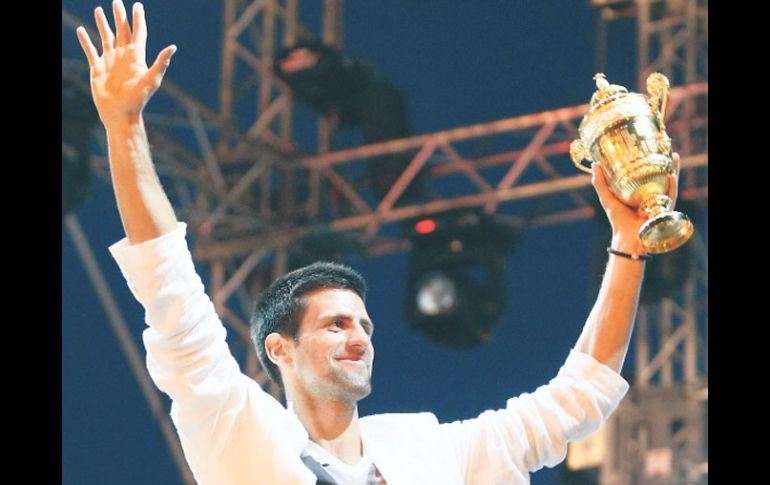 Novak Djokovic hizo una escala en Serbia para celebrar su primer título de Wimbledon con su gente. REUTERS  /