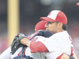 Fernando Salas (der.) celebra con su catcher Yadier Molina, luego de salvar un apretado juego ante los Rojos de Cincinnati. AFP  /