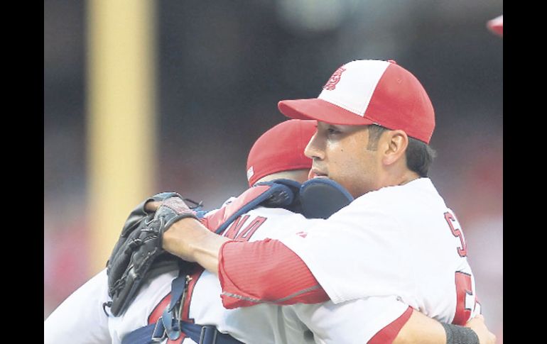 Fernando Salas (der.) celebra con su catcher Yadier Molina, luego de salvar un apretado juego ante los Rojos de Cincinnati. AFP  /