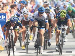 El estadounidense Tyler Farrar (al centro) al momento de cerrar a todo vapor en la meta. AP  /