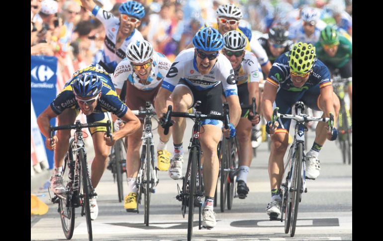 El estadounidense Tyler Farrar (al centro) al momento de cerrar a todo vapor en la meta. AP  /