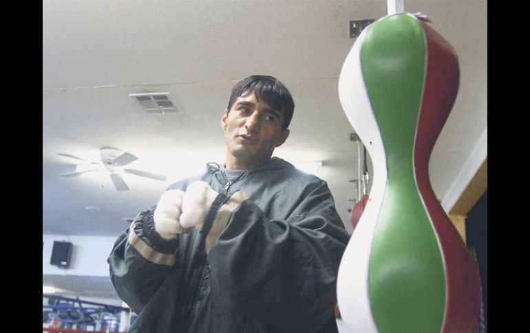 Erik ''Terrible'' Morales buscará el título mundial Superligero del Consejo Mundial de Boxeo. MEXSPORT  /