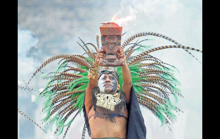 El encendido del Fuego Nuevo, en Teotihuacán, es el arranque del recorrido de la Antorcha. MEXSPORT  /