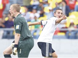 El delantero de Alemania Samed Yesil (der.) celebra una anotación ante el enojo del guardameta inglés, Jordan Pickford. EFE  /