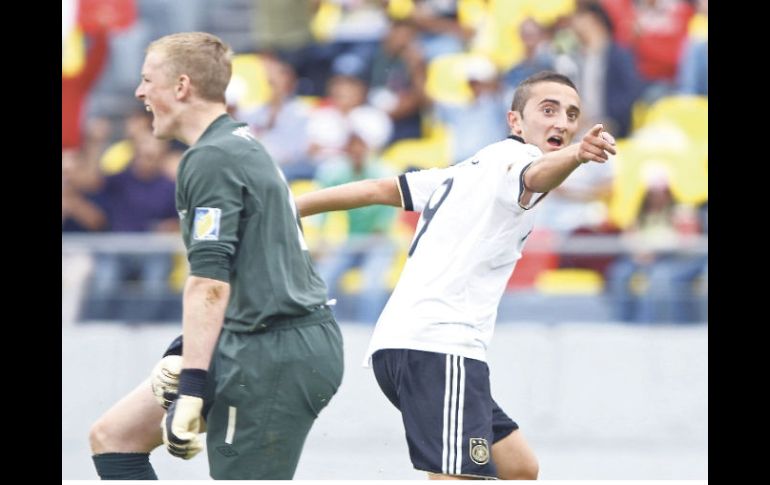 El delantero de Alemania Samed Yesil (der.) celebra una anotación ante el enojo del guardameta inglés, Jordan Pickford. EFE  /