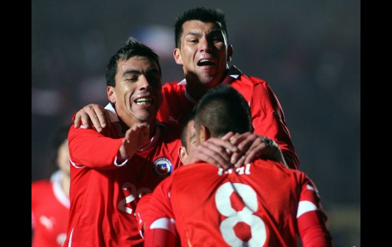 Jugadores de la Selección de Chile celebrando gol contra México en Copa América. MEXSPORT  /