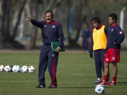 El seleccionador de Costa Rica, Ricardo Lavolpe (I), durante sesión de entrenamiento en Argentina. AFP  /