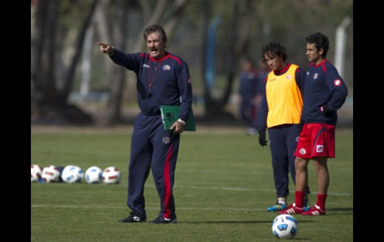 El seleccionador de Costa Rica, Ricardo Lavolpe (I), durante sesión de entrenamiento en Argentina. AFP  /