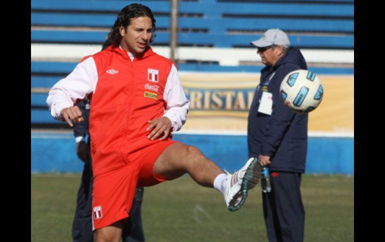 El delantero peruano Claudio Pizarro, durante sesión de entrenamiento para Copa América en Argentina. EFE  /