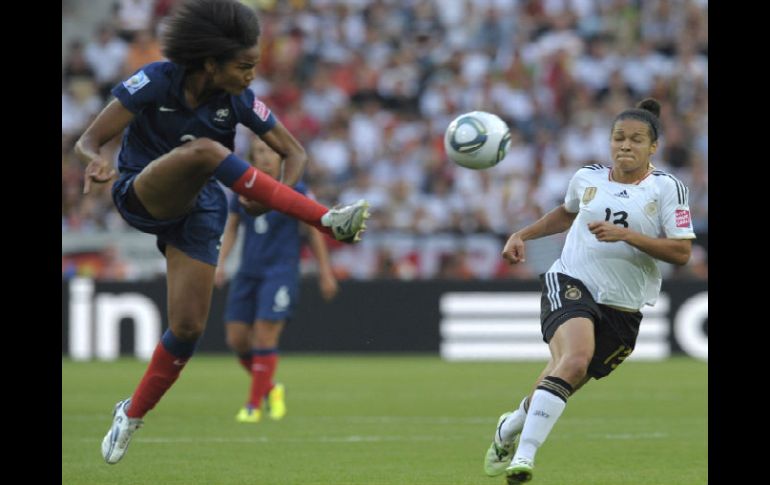 Celia Okoyino da Mbabi (dcha), pelea por el control del balón con la francesa Wendie Renard.EFE  /