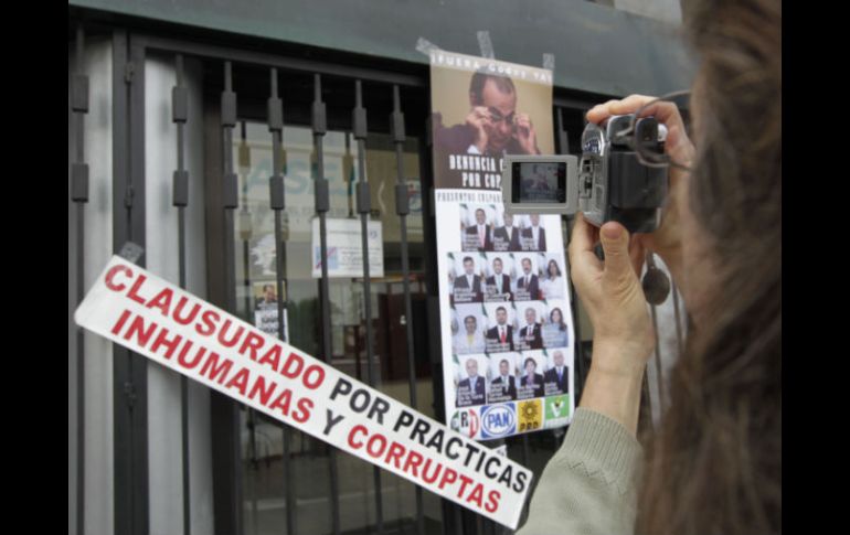 Por segunda vez en el año, ciudadanos clausuraron simbólicamente las instalaciones de la Auditoría Superior del Estado. S. NÚÑEZ  /