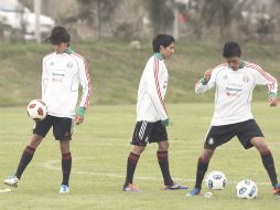 Los jugadores mexicanos que no tuvieron actividad ante Chile realizaron un ligero entrenamiento. REUTERS  /