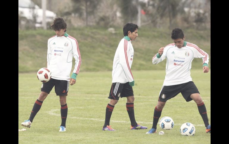 Los jugadores mexicanos que no tuvieron actividad ante Chile realizaron un ligero entrenamiento. REUTERS  /