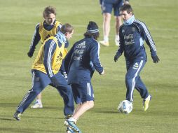 Lionel Messi (der.) conduce el esférico en el reconocimiento de la Selección argentina al Estadio de Santa Fe. AFP  /